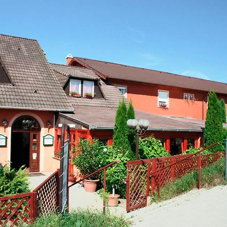 Hotel Vasmacska Panzio Komárom Exterior foto