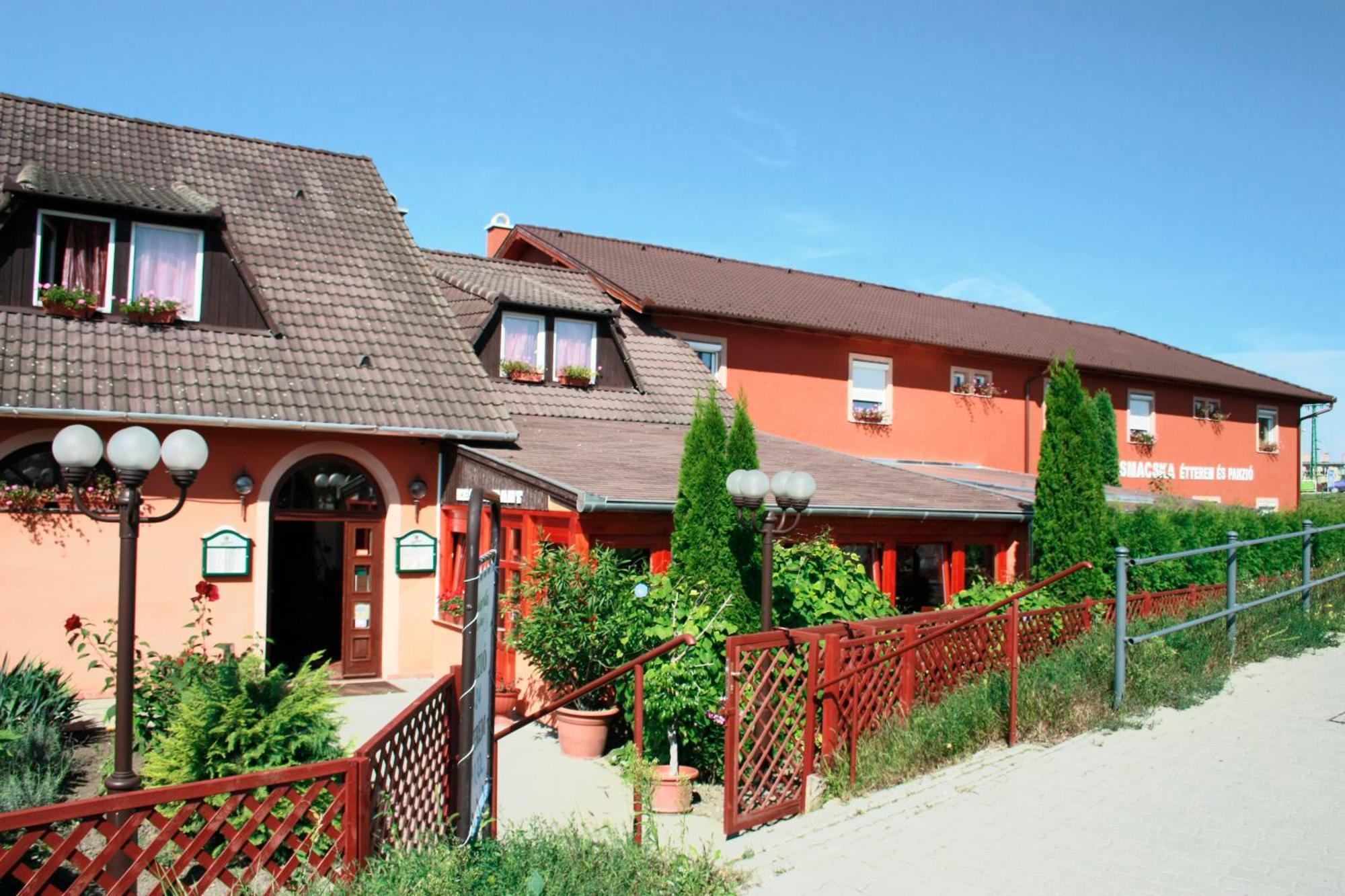 Hotel Vasmacska Panzio Komárom Exterior foto