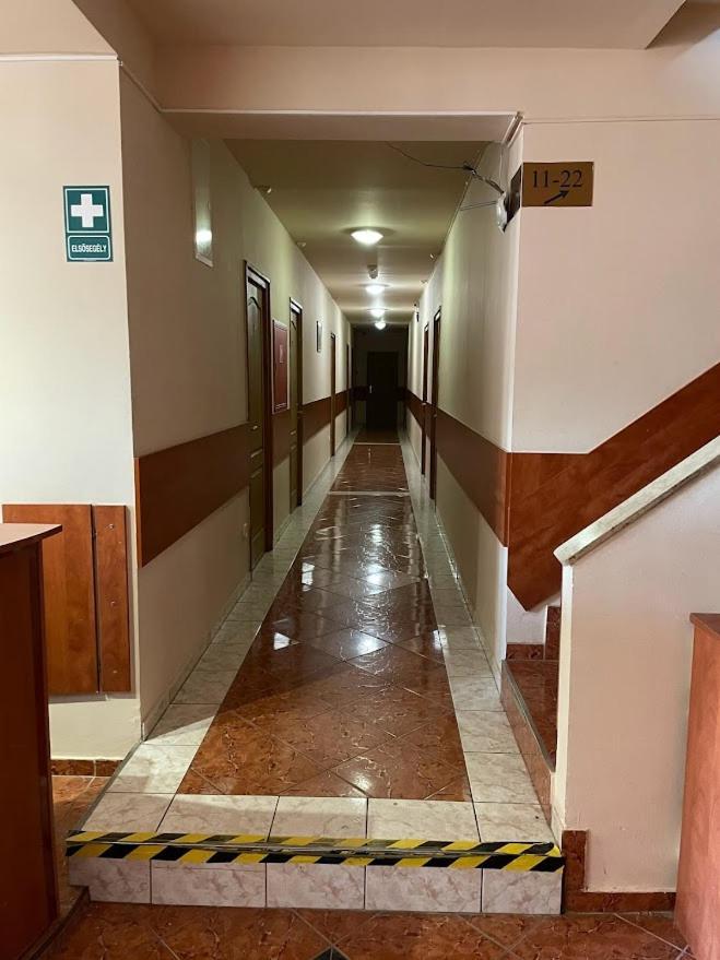 Hotel Vasmacska Panzio Komárom Exterior foto